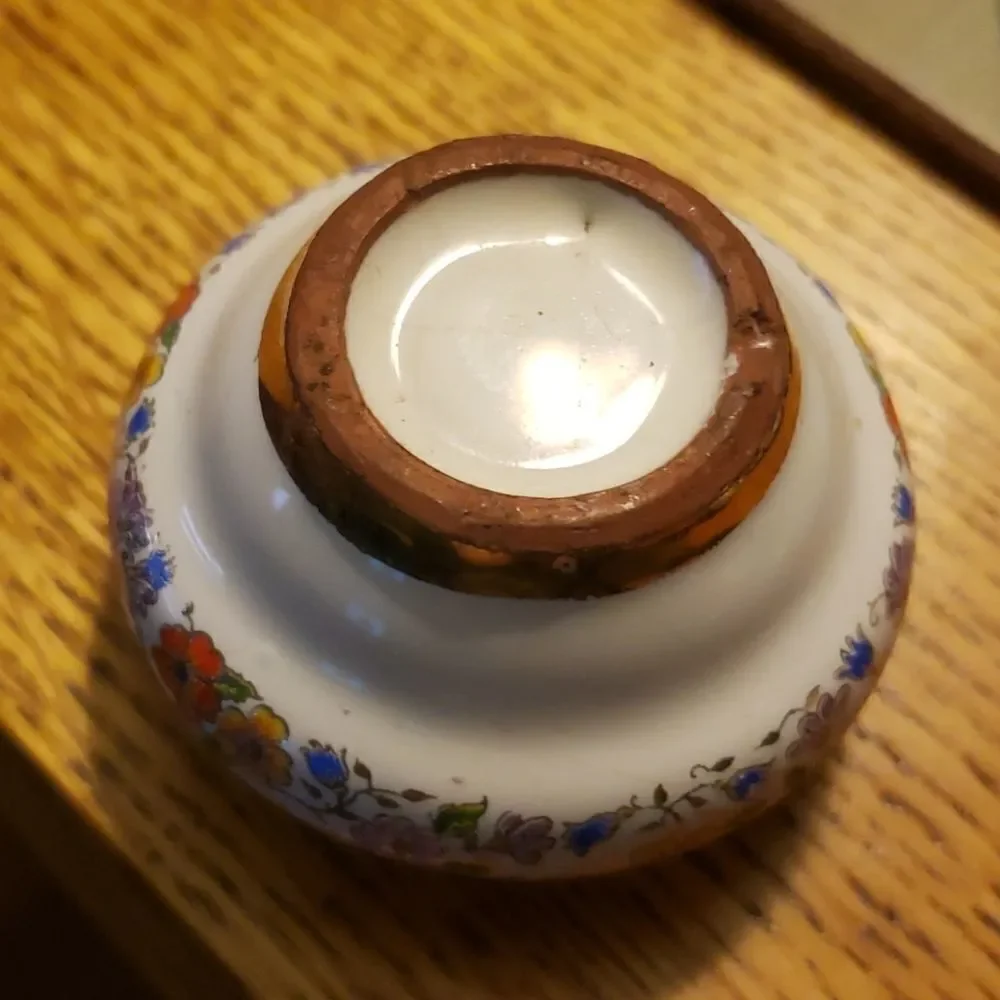 Vintage Beautiful Pill Box‎